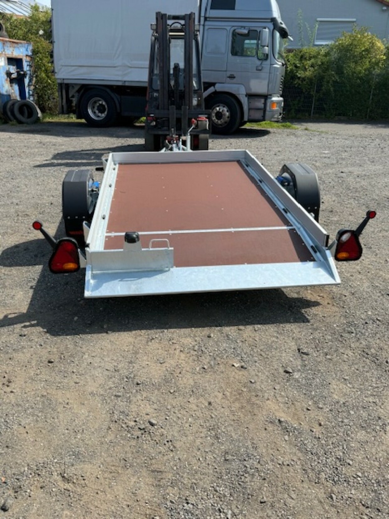 Vezeko Absenkanhänger 1300 kg mit Tempo 100 km/h
