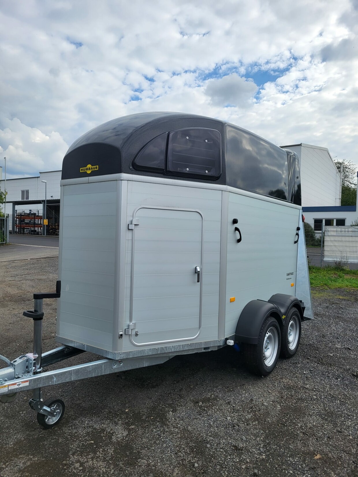 Humbaur Pferdeanhänger Xanthos 2400 mit Seitenpolsterung 