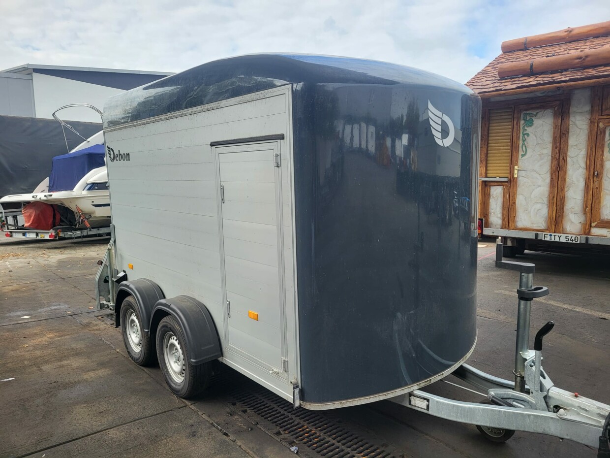 Anhänger geschlossen C500 mit Regalsystem und Ersatzrad sowie Airlineschienen seitlich