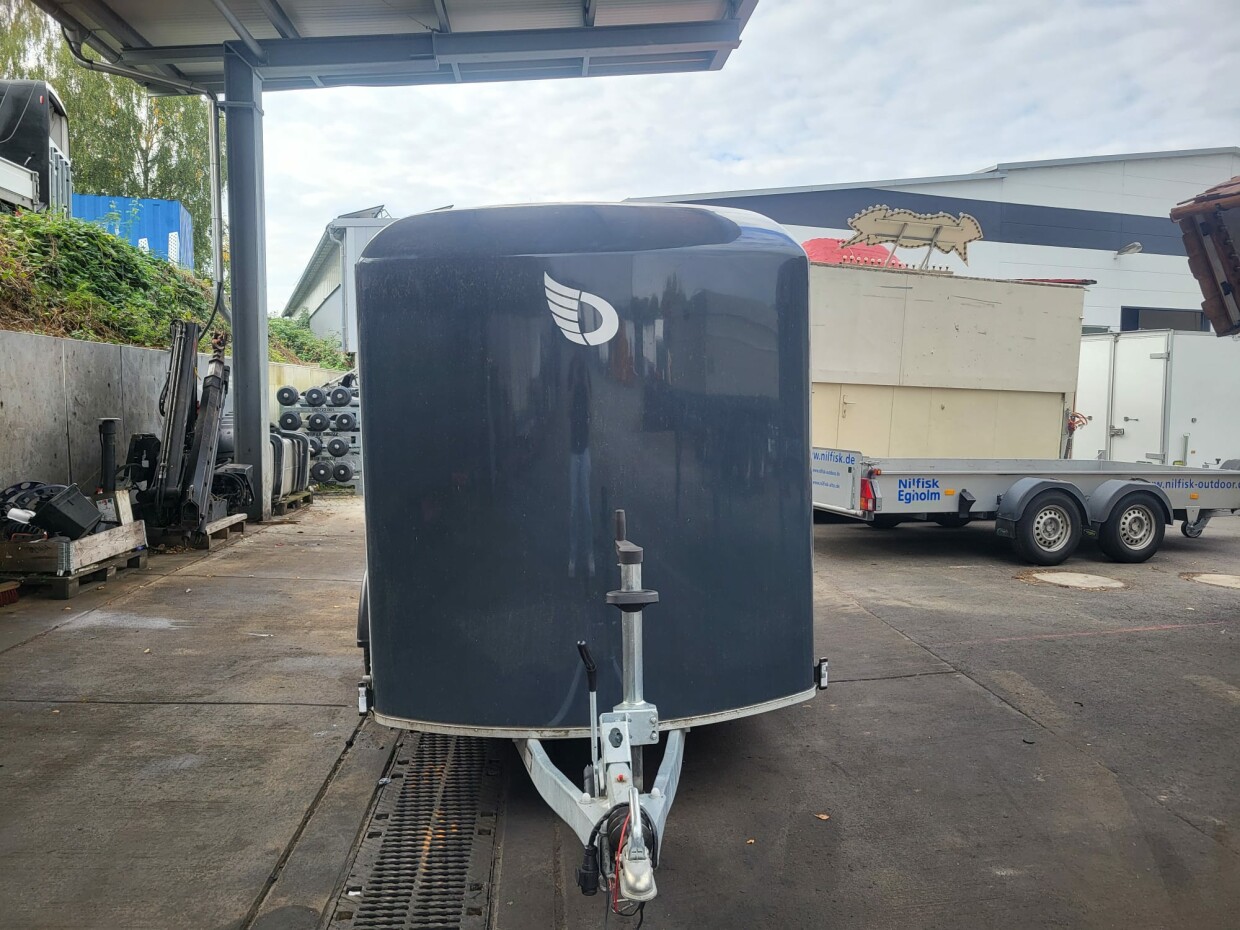 Anhänger geschlossen C500 mit Regalsystem und Ersatzrad sowie Airlineschienen seitlich