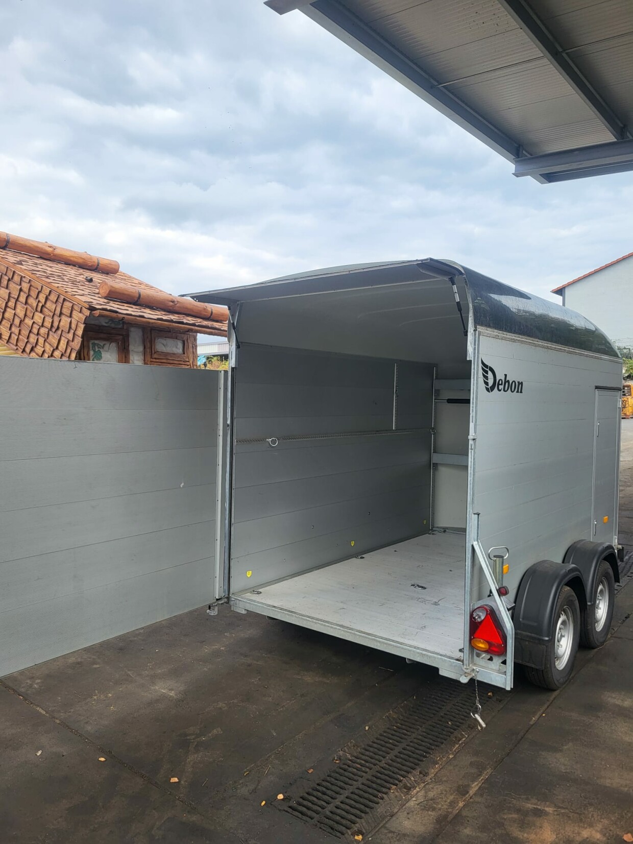 Anhänger geschlossen C500 mit Regalsystem und Ersatzrad sowie Airlineschienen seitlich