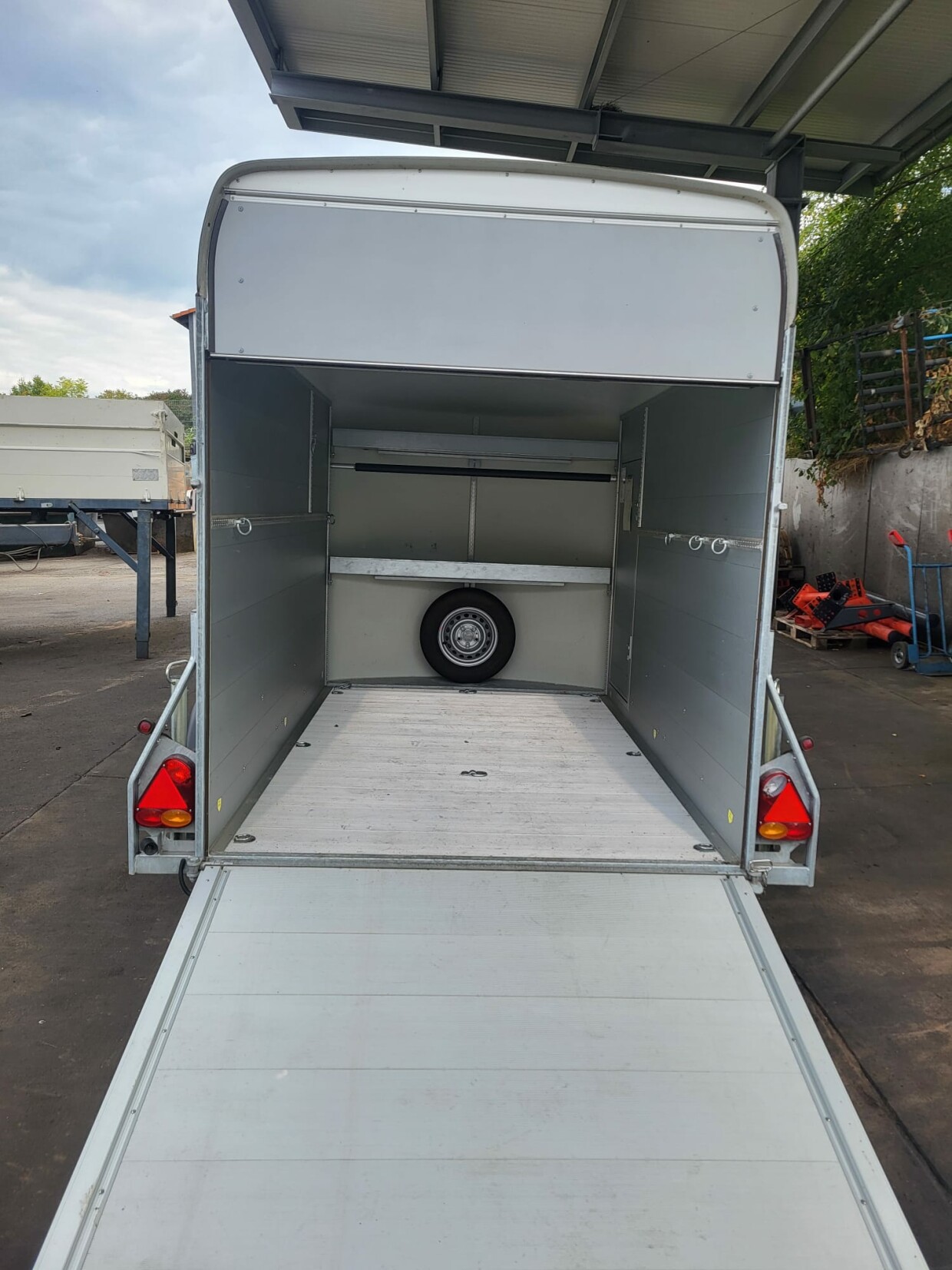 Anhänger geschlossen C500 mit Regalsystem und Ersatzrad sowie Airlineschienen seitlich
